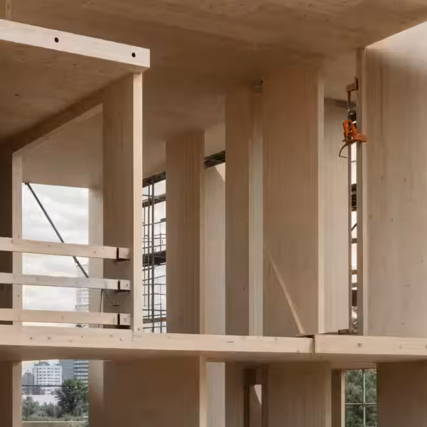 Holzbau-Baustelle mit sichtbaren Brettsperrholz-Elementen